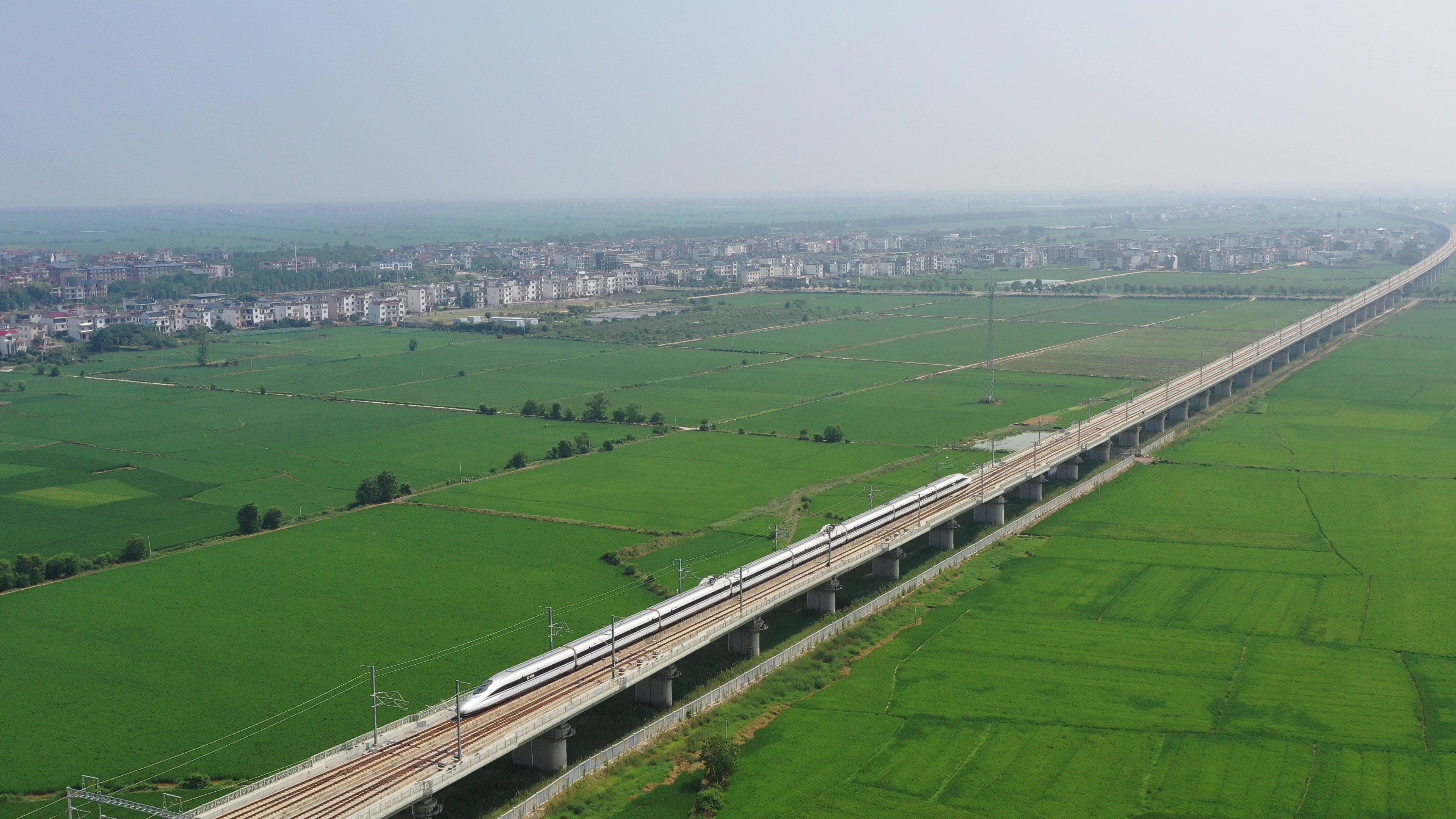 列車飛馳在杭昌高鐵的線路上。余清清 攝.jpg