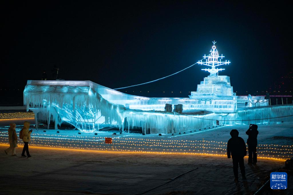 “冰雪遼寧艦”亮相哈爾濱