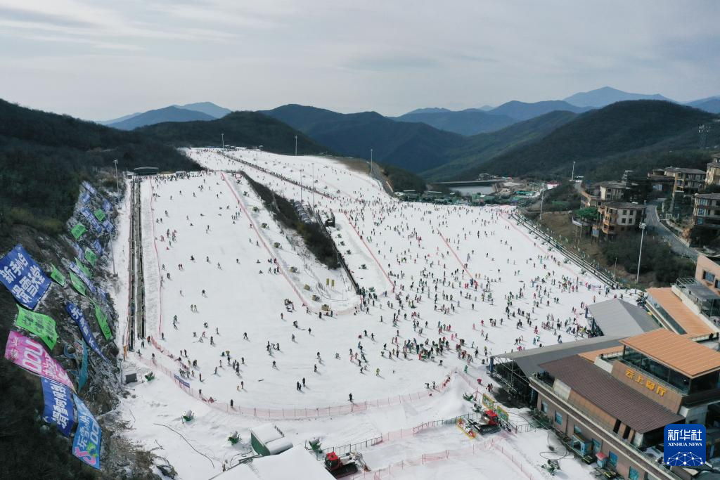 浙江安吉：高山雪場人氣旺